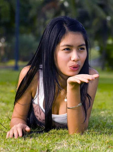 Dívka posílá polibek — Stock fotografie