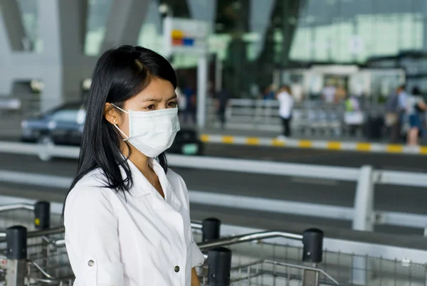 Face masker op de luchthaven — Stockfoto