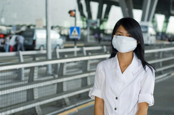 Mulher com máscara no aeroporto — Fotografia de Stock