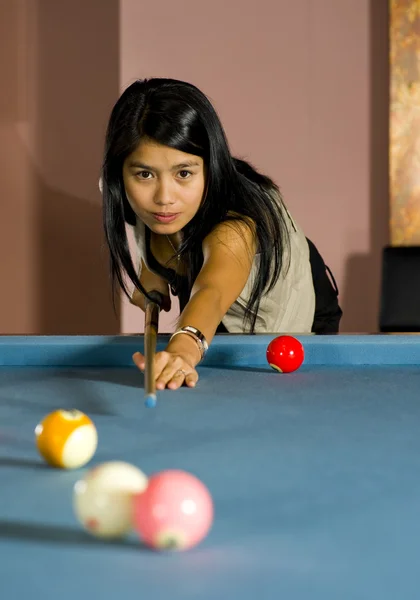 Woman playing pool — Stock Photo, Image