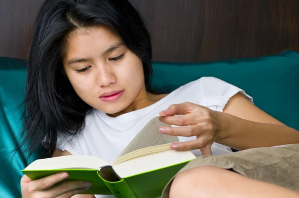 Mulher lendo um livro na cama — Fotografia de Stock