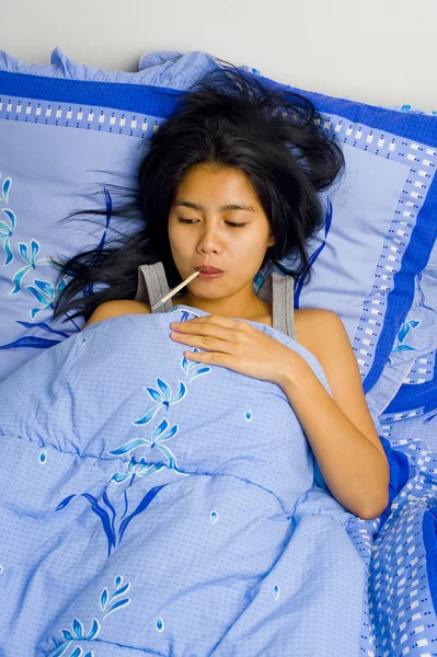 Гарненька молода жінка хвора в ліжку — стокове фото