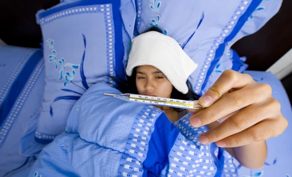 Гарненька молода жінка хвора в ліжку — стокове фото