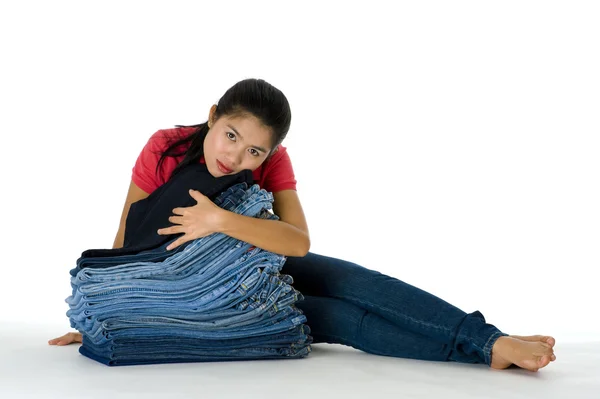 Ung kvinna med hennes jeans kollektion — Stockfoto