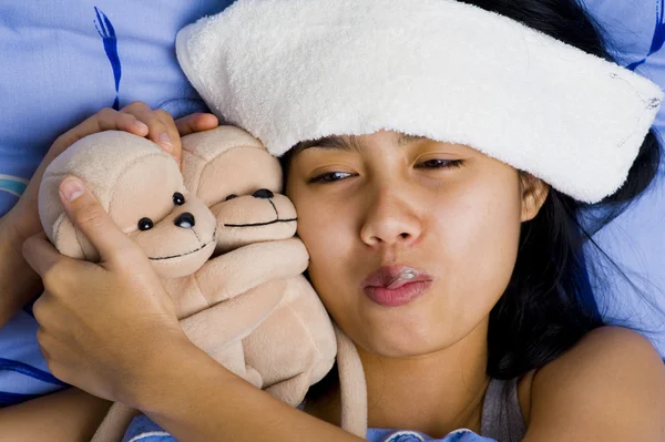 Pretty young woman sick in bed — Stock Photo, Image