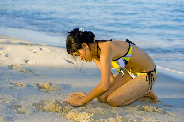 Piękna młoda kobieta gra z piasku — Zdjęcie stockowe