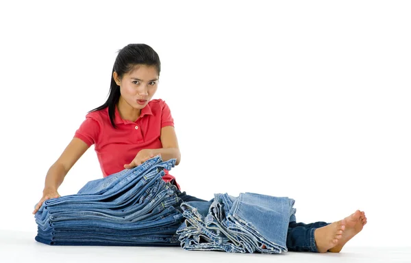 Kvinna med massor av jeans — Stockfoto