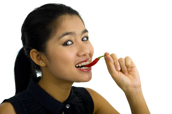 Γυναίκα τρώει ένα καυτό πιπέρι τσίλι — Φωτογραφία Αρχείου