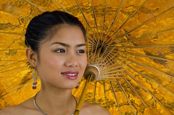 Şemsiyeli Asyalı kız — Stok fotoğraf