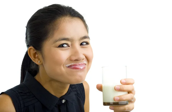 Frau trinkt Milch, isoliert auf weiß — Stockfoto