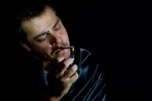 Man is lighting a cigarette — Stock Photo, Image
