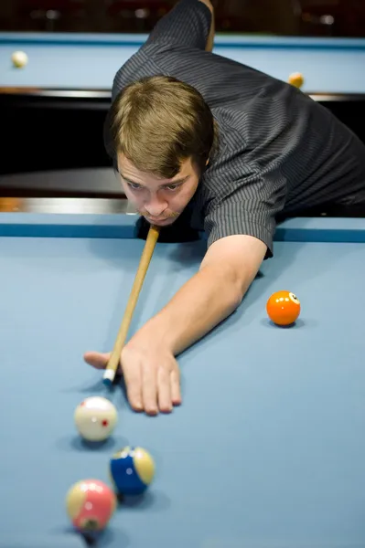 Kaukasischer Mann spielt Pool — Stockfoto