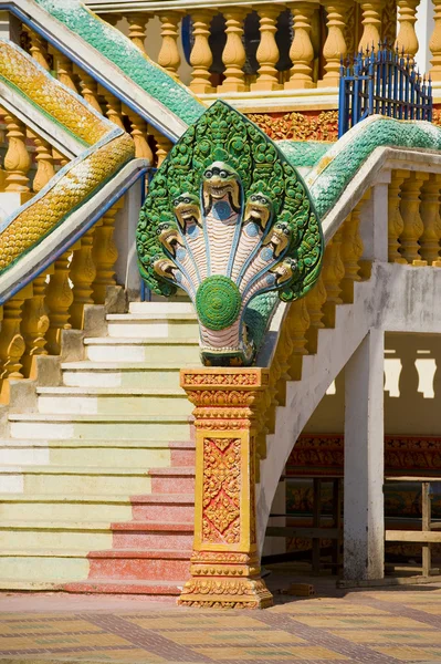 Нага в камбоджийском храме — стоковое фото