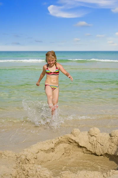 Schattig meisje op het strand — Stockfoto