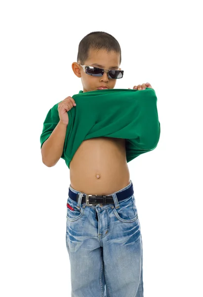 Söt pojke visar magen hål — Stockfoto