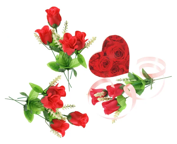 Подарочные коробки и красные розы — стоковое фото