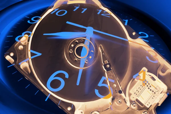Часы и жесткий диск компьютера — стоковое фото