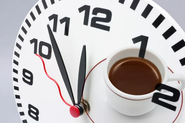 Relógio e xícara de café — Fotografia de Stock