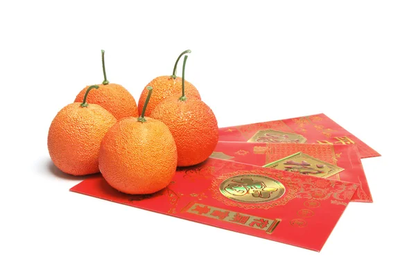 Rote Umschläge und Mandarinen — Stockfoto
