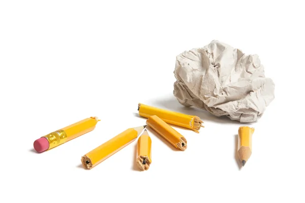 Peças de lápis quebrado e bola de papel — Fotografia de Stock