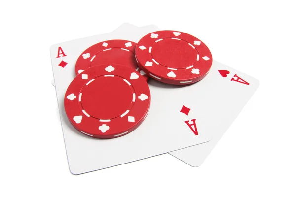 Покерні фішки та гральні карти — стокове фото