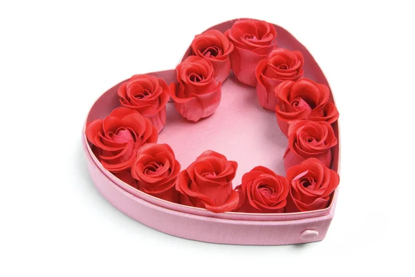 Красные розы в коробочке с сердцем — стоковое фото