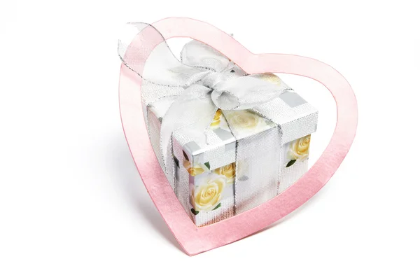 Paquete de regalo y corazón de amor —  Fotos de Stock