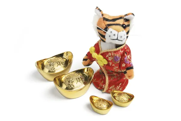 Tigre de juguete suave con lingotes de oro —  Fotos de Stock
