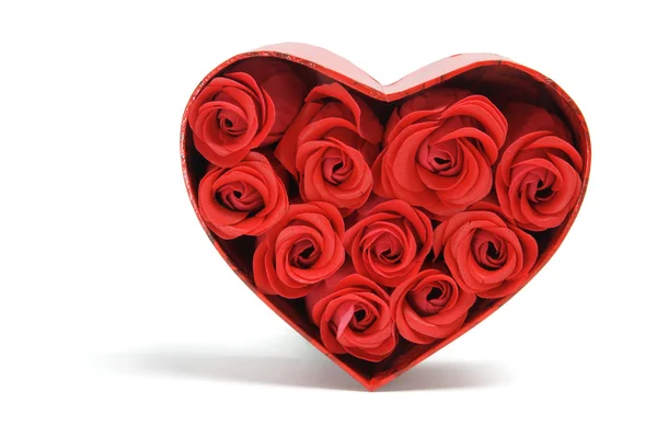 Czerwone róże w ozdobne pudełko — Zdjęcie stockowe