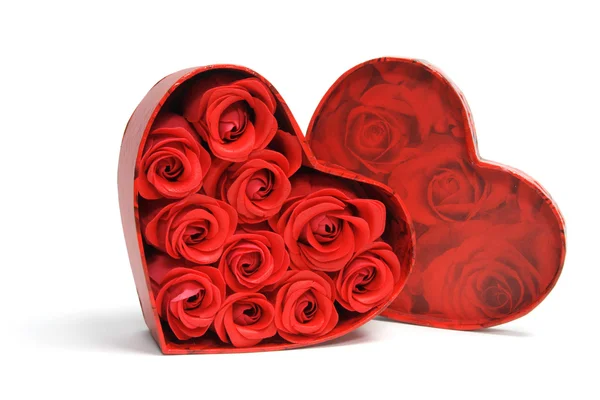 Červené růže v dárkové krabičce — Stock fotografie