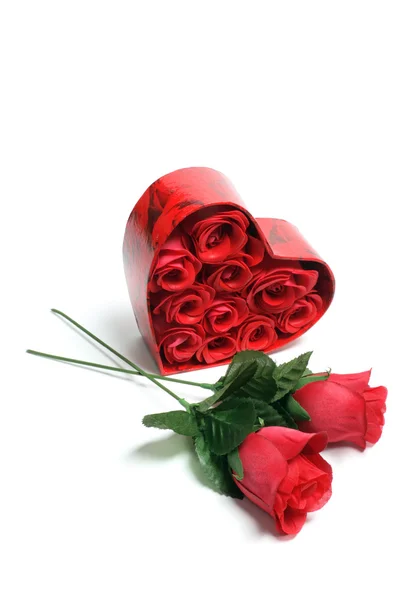 Червоні троянди та подарункова коробка — стокове фото