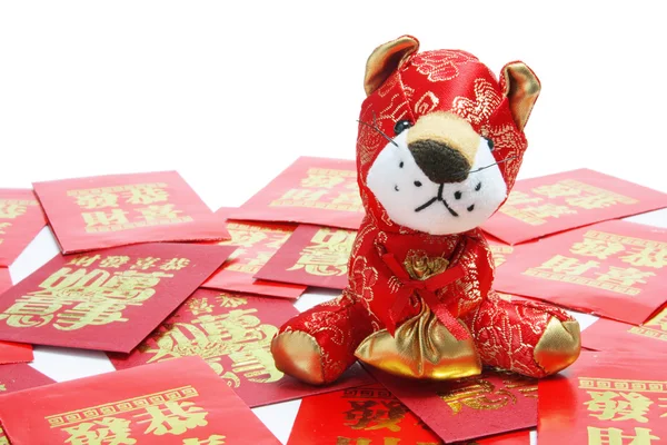 Brinquedo macio tigre e envelopes vermelhos — Fotografia de Stock