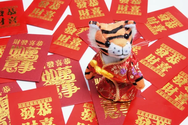 Plyšová hračka tygr a červené obálky — Stock fotografie