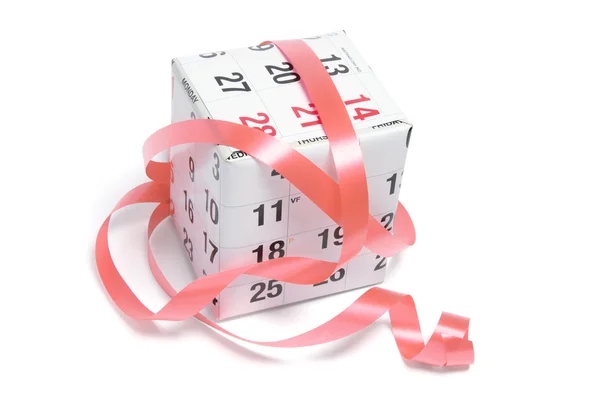 Takvim sayfası ile sarılmış hediye kutusu — Stok fotoğraf