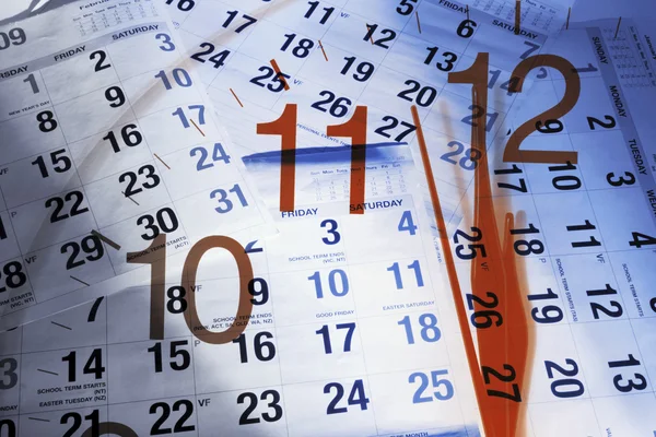 Horloge et pages de calendrier Photo De Stock