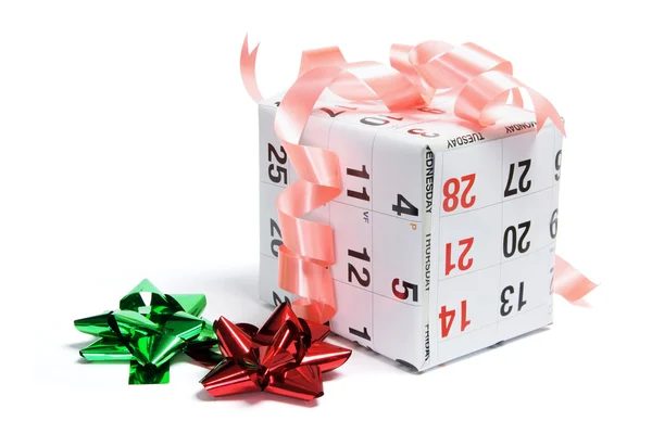 Caja de regalo envuelta con la página del calendario Fotos de stock