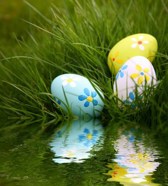 suya yansıtan boyalı Paskalya yumurtaları