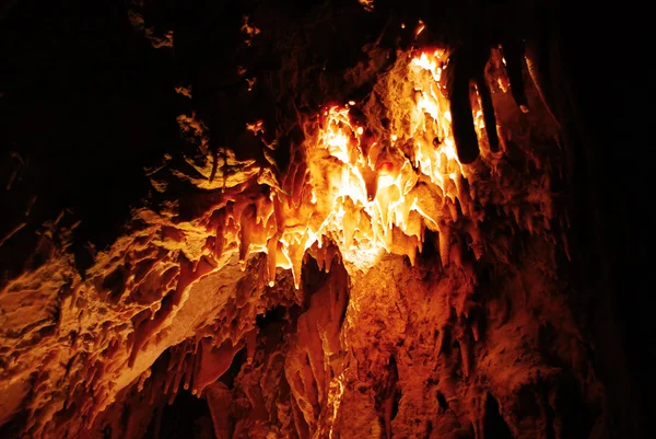 Estalagmites em caverna de pedra — Fotografia de Stock