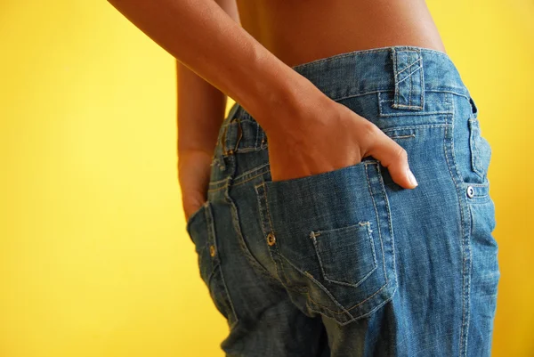 Menina magra nova em jeans — Fotografia de Stock
