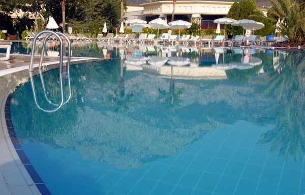 Schwimmbad im Sommerferienort — Stockfoto