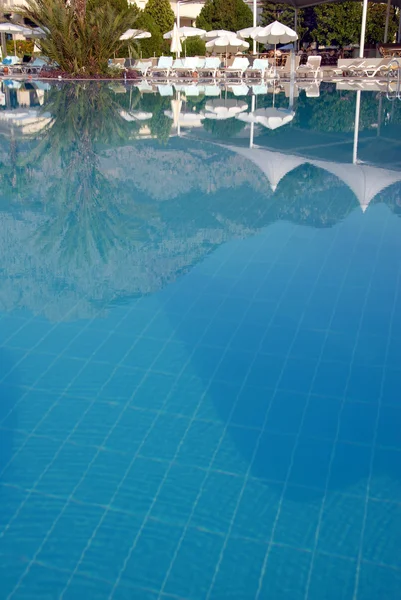 夏のリゾート地ではスイミング プール — ストック写真