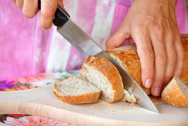Snijden brood — Stockfoto