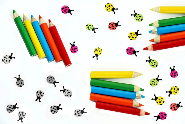 Colorf boya kalemi ve ladybirds kompozisyon — Stok fotoğraf
