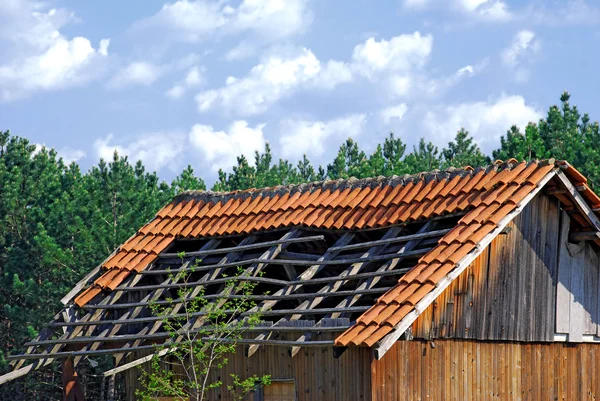 Starý zbourán Taškové střechy — Stock fotografie