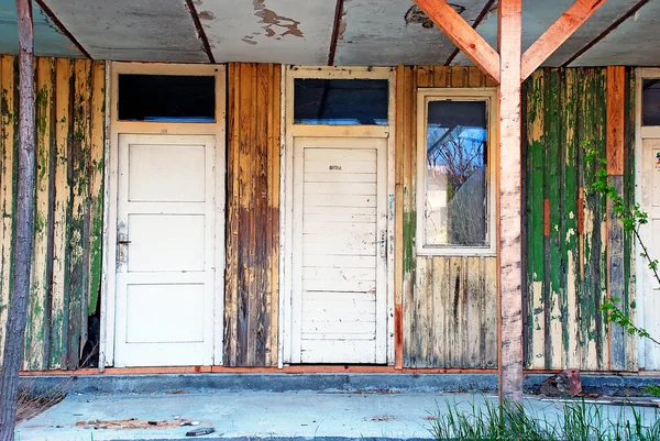 Vecchie porte in legno casa abbandonata — Foto Stock