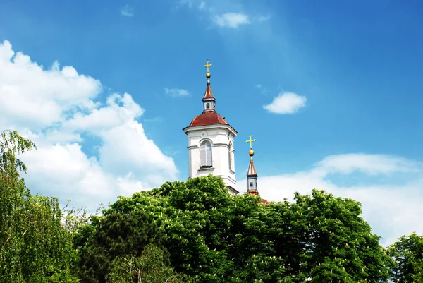 Kyrkan topp under blå himmel — Stockfoto