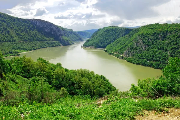 Каньйон Дунаю між Сербією та Румунією — стокове фото