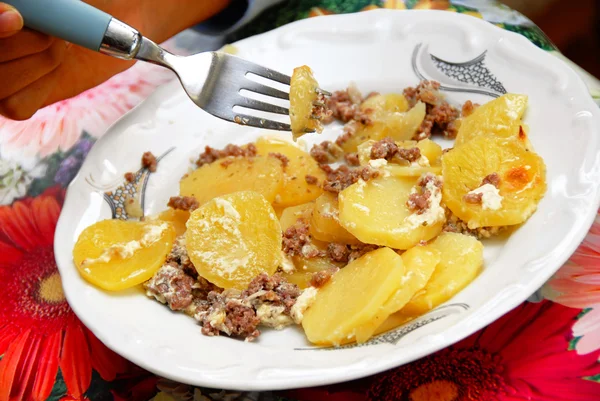 Pečené brambory s masem v desce — Stock fotografie