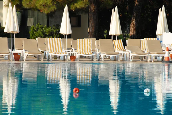 Zwembad in hotel resort — Stockfoto