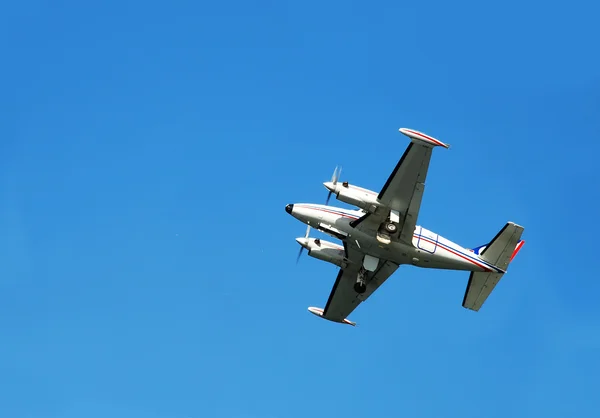 Avion sur ciel bleu — Photo